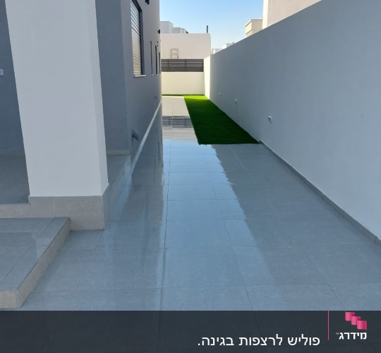 רצפה נקייה ומבריקה במסדרון חיצוני